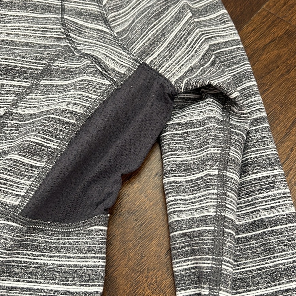 Lululemon 1/4 zip size 6 - Picture 5 of 11